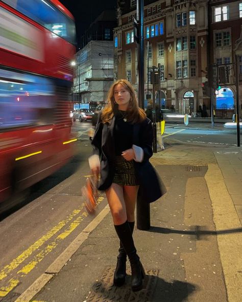 Uptown Girl Aesthetic, Style Taylor Swift, London Dreams, London Baby, London Aesthetic, London Summer, Pose Fotografi, Downtown Outfits, Nyc Girl