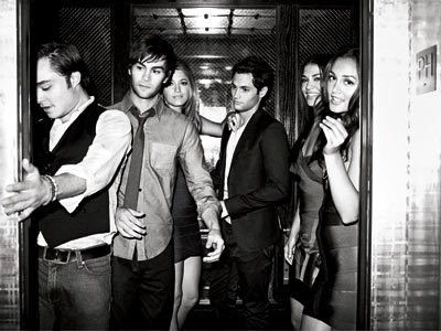 Gossip Girlin in the elevator Chuck Et Blair, Vanessa Abrams, Chuck E Blair, Mode Gossip Girl, Gossip Girl Cast, Lying Game, Dan Humphrey, Stile Blair Waldorf, Jenny Humphrey