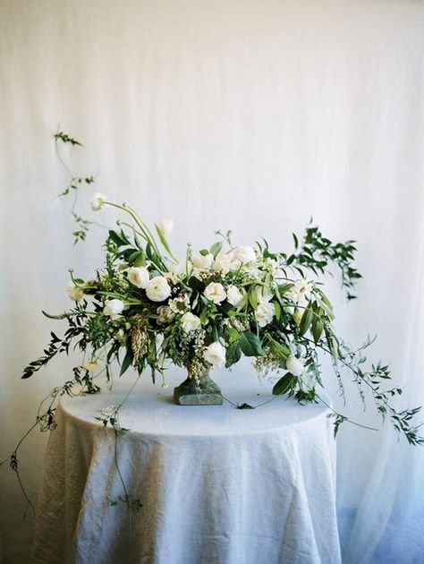 Cheap Wedding Centerpieces, Wedding Ceremony Ideas, Modern Wedding Flowers, Spring Floral Arrangements, Flowers And Greenery, Modern Wedding Inspiration, Wedding Floral Centerpieces, Spring Wedding Flowers, Wedding Table Flowers