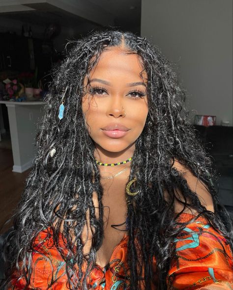 Bohieman Knotless Box Braids Hairstyles, Boho Locs Natural Hair, Layered Boho Locs, Curly Boho Locs, Faux Locs With Curly Hair, Goddess Hairstyles For Black Women, Messy Boho Locs Black Women, Goddess Locs Black Women, Cute Faux Locs