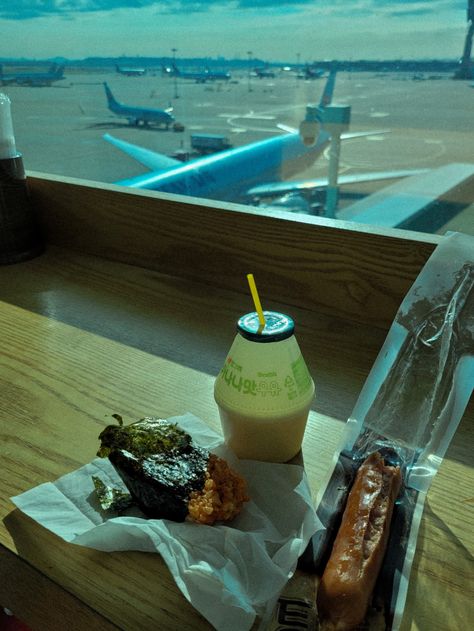 Banana milk, samgak kimbab, and sausage from 7-Eleven laid on the table, overlooking the tarmac. Korean Convenience Store Food, Korea Airport, Korean Convenience Store, Convenience Store Food, Korean Core, Seoul Airport, Korean Airport, Incheon South Korea, Airport Food