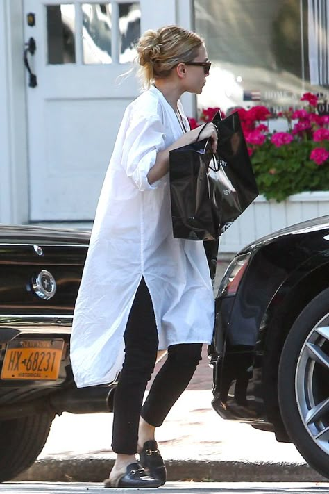 Get Ashley Olsen’s Breezy Black And White Look Ashley Olsen Style, Olsen Fashion, Olsen Twins Style, White Look, Olsen Twins, Ashley Olsen, East Hampton, Long Tunic, White Shirt Dress