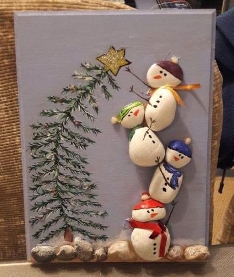 Diy Snowmen, Winter Rocks, Unusual Christmas Decorations, Snowmen Crafts, Christmas Pebble Art, Stone Projects, Art Pierre, Door Swag, Christmas Rock