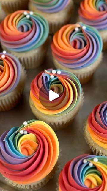 Colorful Cupcake Ideas, How To Make Rainbow Cupcakes, Rainbow Buttercream Cupcakes, Multi Colored Icing Piping, Multicolor Icing Piping, Ombre Icing Cupcakes, How To Make Rainbow Frosting, Rainbow Frosting Cupcakes, Rainbow Cupcakes Frosting