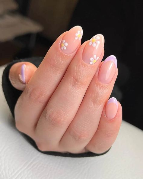 French Nails Daisy, Daisy Flower Nails, Floral French Tip Nails, Flower Accent Nail, Ongles Gel French, Purple Nail Art, Lilac Nails, Lavender Nails, Floral Nail Designs