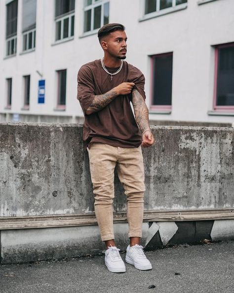 LUCA DE BRITO | MENSWEAR on Instagram: "Brown & beige ✌🏼🤎 Back with some casual stuff today - I hope you like this look 😎🫶🏼 ________ #casuallooks #casualstyle" Black And Beige Outfit Men, All Brown Outfit Men, Brown Gilet Outfit, Brown Joggers Outfit, Brown Outfit Men, Canvas Shoes Outfit, Brown Top Outfit, Outfits Beige, College Outfits Men