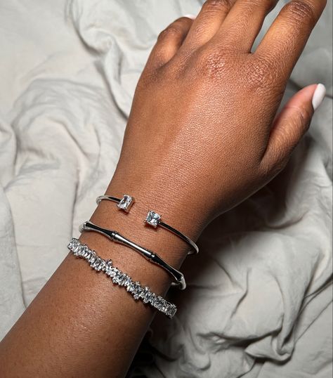 Silver Wrist Stack, Silver Jewellery Black Women, Silver Accessories Black Women, Silver Jewelry Girl, Silver Jewelry Brown Skin, Silver Jewelry Classy, Silver Girl Aesthetic Jewelry, Silver Jewelry On Black Women, Silver Jewelry Aesthetic Black Women