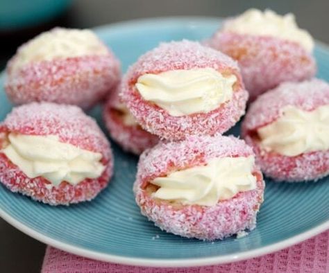 Sponge Kisses Recipe, Jane Craig, Jelly Cupcakes, Jubilee Cake, Jelly Cakes, Sponge Cakes, Cupcakes Recipes, Whoopie Pie, Tray Bake