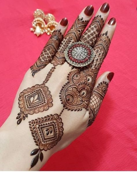 Amazing Mehendi Designs For Your First Diwali After Your Wedding! | WedMeGood Easy Mehndi Designs, Mehndi Designs 2018, Henna Art Designs, Beginner Henna Designs, Latest Henna Designs, Stylish Mehndi, Full Mehndi Designs, Henna Tattoo Designs Simple, Stylish Mehndi Designs