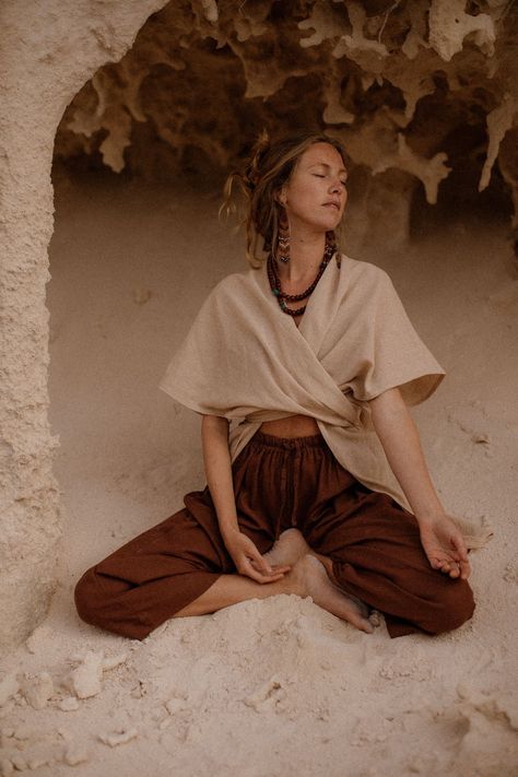 Natural Fabric Outfit, Holistic Fashion, Woman In Desert, Desert Woman, How To Choose Sunglasses, Hippie Outfit Inspo, New Era Outfit, Desert Clothing, Nomad Fashion