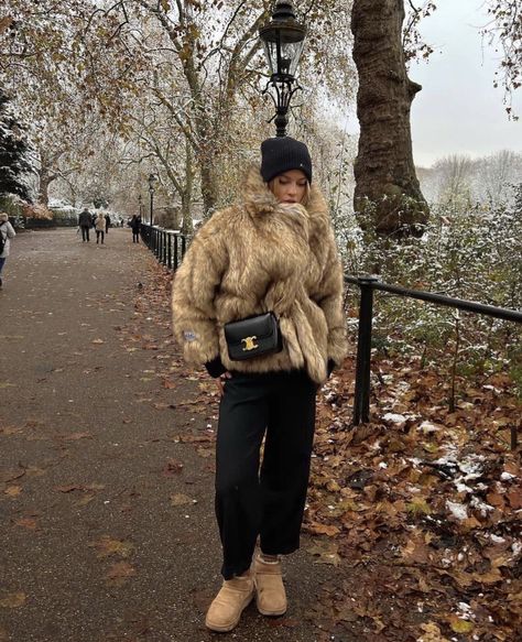 Outfit Nieve, Mini Skirt Outfit Winter, Faux Fur Coats Outfit, Looks Adidas, Winter Outfits Ideas, 00s Mode, Stile Blair Waldorf, Fur Coat Outfit, Adrette Outfits