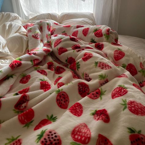 Strawberry Blanket, Bedroom Stuff, Strawberry Summer, Sophomore Year, Dream Room Inspiration, Room Makeover Inspiration, Cute Room Decor, House Room, Cozy Room