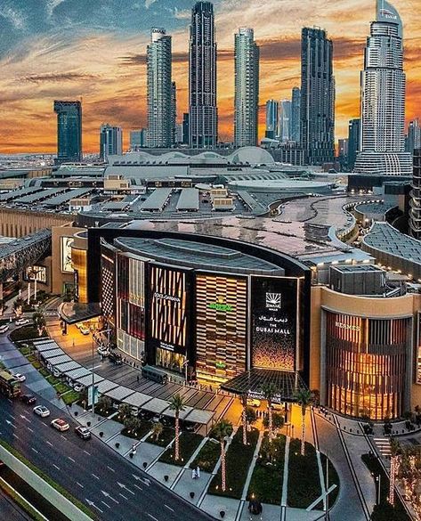 The Dubai Mall, Mall Design, Skyscraper Architecture, Designer Interior, Architecture Building Design, Centre Commercial, Dubai City, Amazing Buildings, Commercial Architecture