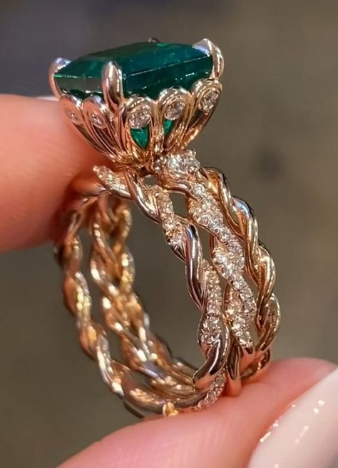 Unique Jwellary, Ad Rings, Neck Pieces Jewelry, Ring Inspiration, Emerald Wedding Rings, Pretty Jewelry Necklaces, Cute Engagement Rings, Engagement Ring Inspiration, Nails Salon