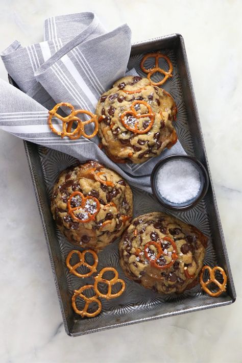 Vegan Levain Style Salted Caramel Pretzel Cookies - Labeless Nutrition Levian Cookies, Caramel Pretzel Cookies, Levain Cookie Recipe, Levain Cookies, Salted Caramel Pretzels, Pretzel Cookies, Caramel Pretzels, Cookies Vegan, Vegan Cookies