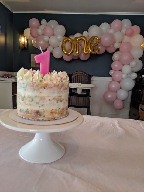 Naked funfetti smash cake & DIY balloon garland Confetti Smash Cake 1st Birthdays, Funfetti Smash Cake, Naked Smash Cake, Smash Cake Diy, Rainbow Smash Cakes, Cake Diy, Diy Balloon, Funfetti Cake, Second Birthday