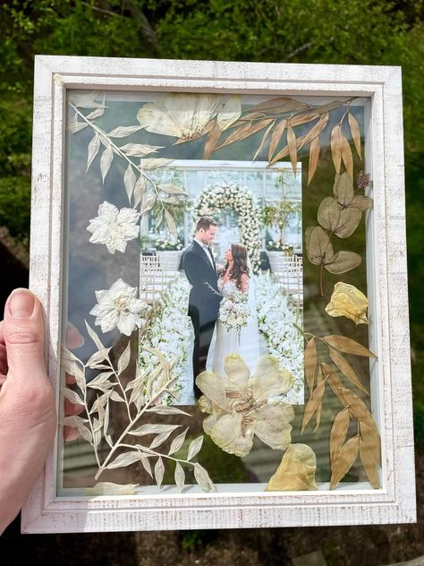 Wedding Preservation Ideas, Wedding Bouquet Preservation Ideas, Flower Bouquet Pictures, Floating Feather, Gift Frames, Framed Flowers, Pressed Flowers Diy, Dried Flowers Diy, Wedding Shadow Box