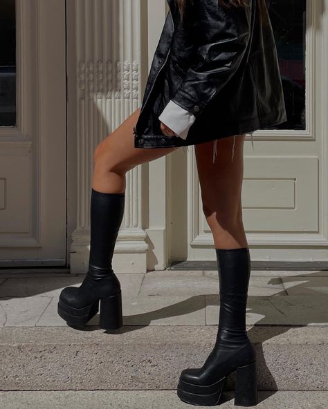 black double platform boots with an oversized leather jacket Satin Dress Chunky Boots, Leather Knee High Platform Boots, Platform Boots With Skirt, Platform Leather Boots Outfit, Wide Boots Outfit, Steve Madden Platform Boots Outfit, Leather Platform Boots Outfit, Platform Black Boots Outfit, Brats Boots