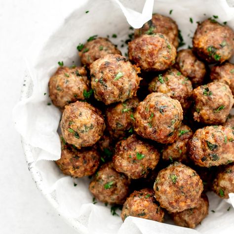 Healthy Beef Meatballs {High Protein} High Protein Meatball Recipes, Low Calorie Meatballs, Healthy Beef Meatballs, High Protein Meatballs, Protein Meatballs, Homemade Beef Meatballs, Healthy Meatballs, Protein Meats, Healthy Beef