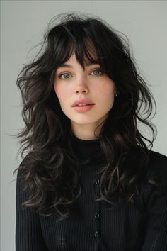 Elegant Long Layered Haircuts to Enhance Straight Hair Pelo Ondulado Natural, Black Wavy Hair, Wavy Bob Haircuts, Side Bangs Hairstyles, Wavy Haircuts, Haircuts For Wavy Hair, Long Layered Haircuts, Long Hair With Bangs, Long Wavy Hair