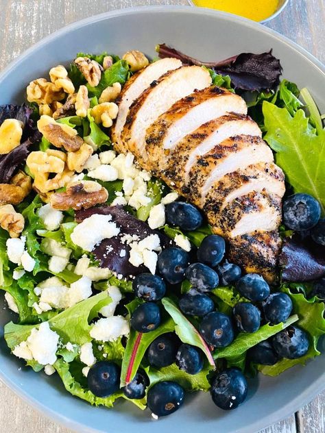 Chicken Blueberry Salad, Blueberry Salad Recipes, Blueberry Chicken, Blueberry Vinaigrette, Healthy Lunch Salad, Blueberry Salad, Lunch Salad, Salad With Lemon, Summer Salads With Fruit