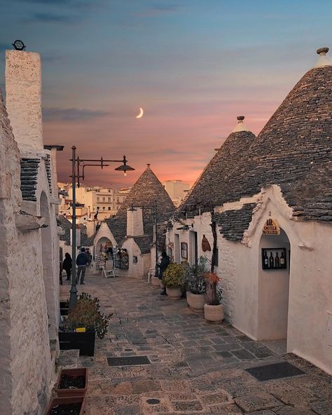 La Puglia ospita un’immensa mescolanza di razze. Vi è il sangue normanno e svevo, per cui i pugliesi spesso sono biondi, di pelle chiara,… Whitewashed Stone, Puglia Italy, Destination Voyage, Southern Italy, Beautiful Places To Travel, Positano, Travel Inspo, Pretty Places, Adventure Awaits