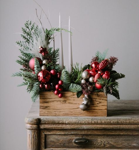 Christmas Urns, Christmas Flower Decorations, Christmas Gift Hampers, Christmas Bouquet, Instagram Light, Christmas Flower Arrangements, Christmas Plants, Christmas Floral Arrangements, Christmas Tabletop