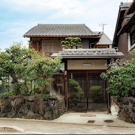 Japanese Brick House, Japan Beach House, Japanese European House, Japanese Townhouse Exterior, Japan Modern House Japanese Style, Japanese Beach House, Japanese House Aesthetic, Traditional Japanese House Exterior, Japan House Exterior