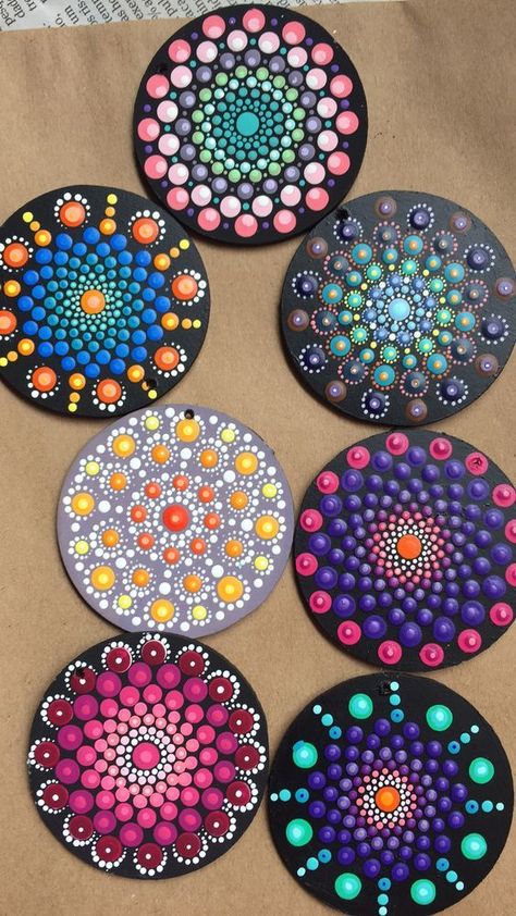 Mandala Painted Rocks 785 Mandala Painted Rocks, Mandala Rock Art, Cd Crafts, Cd Art, Mandala Art Lesson, Rock Painting Patterns, Mandala Artwork, Mandala Rocks, Wallpaper Tumblr