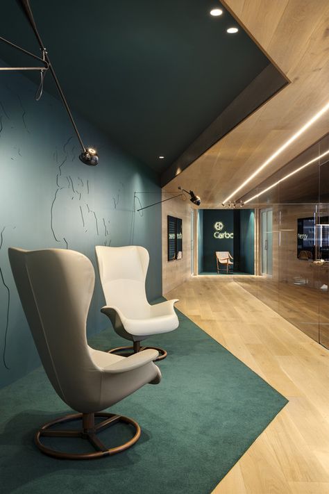 C Office / Forte Architetti | ArchDaily Headquarters Office Design, Mid Century Hotel, Outfit Office, Commercial And Office Architecture, Office Design Inspiration, Mid Century Floor Lamps, Modern Office Interiors, Podcast Studio, Coffee Room