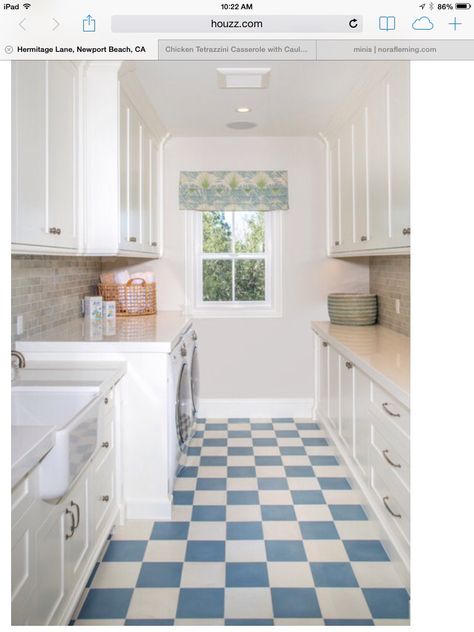 Idea Lantai Vinil, Checkered Flooring, Room Floor Tiles, Transitional Laundry Room, Traditional Laundry Room, Top Kitchen Trends, Best Vinyl Flooring, Checkered Floor, Checkerboard Floor