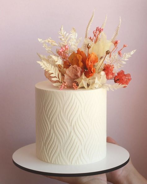 Cake Stencil Designs, Cake With Stencil Design, Stencil Cake Design, 2023 Cakes, Bolo Buttercream, Wedding Cake Minimalist, Fall Theme Cakes, Textured Cake, Stencil Cake