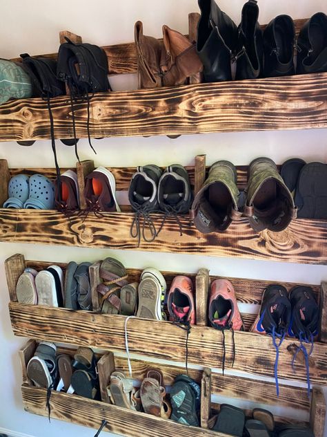 Home Made Shoe Rack Ideas, Shoe Rack Made From Pallets, Diy Wood Shoe Rack, Shoe Rack Pallet, Shoe Storage Pallet, Diy Shoe Rack Ideas, Shoe Rack Ideas, Pallet Shoe Rack, Made From Pallets