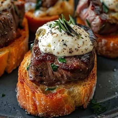 tasty recipes 🥘🍕 | Juicy Steak Bites with Garlic Bread and Tangy Horseradish Cream | Facebook Garlic Bread Steak Bites, Recipes Garlic Bread, Juicy Steak Bites, Whole Beef Tenderloin, Breaded Steak, Beef Tenderloin Recipes, Gordon Ramsay Recipe, Bday Dinner, Horseradish Cream