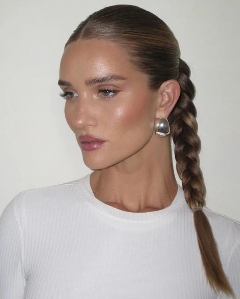 Wet Look Blonde Hair, Rosie Huntington Whiteley Short Hair, Quiet Luxury Hairstyle, Scrubs Photoshoot, Rosie Huntington Whiteley Makeup, Rosie Huntington Whiteley Hair, Classy Updo Hairstyles, December Mood, Classy Updo