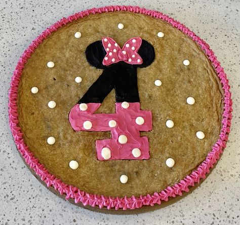 Minnie Mouse Cookie Cake, Mickey Mouse Oreo Cookies, Cookie Cake Ideas, Pie Decor, Oreo Minnie Mouse Cookies, Minnie’s Chocolate Pie From The Help, Mickey Mouse Cookie Jar, Big Cookies, Decorating Desserts