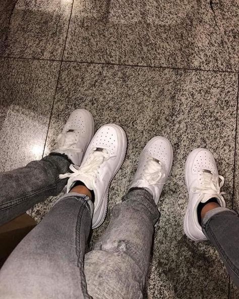 Nike Couple Goals, Matching Couple Shoes, Couple Goals Teenagers Pictures, Couple Fits, White Nike Shoes, Jordan Shoes Girls, Snap Friends, Best Friend Photoshoot, Couple Shoes