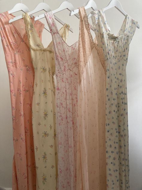 Soft Lace Wedding Dress, Vintage Night Gowns, Antique Fashion Vintage Style, Vintage Pieces Clothes, Vintage Lace Nightgown, Vintage Nightgown Aesthetic, Romantic Fashion Aesthetic, Vintage Slip Dress Outfit, Vintage 1930s Fashion