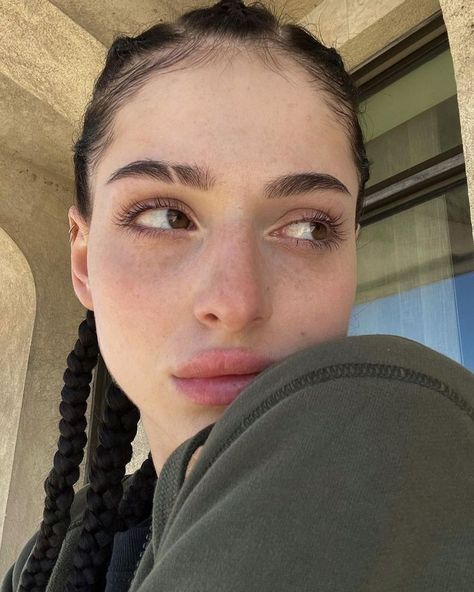 Eyebrow Cut, Shave Eyebrows, Eyebrow Slits, Stile Kylie Jenner, Straight Eyebrows, Straight Brows, Eyebrow Piercing, Haircuts Straight Hair, Brow Shaping