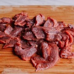 How to Prepare Beef for Stir-fry - The Woks of Life Velveting Beef, Stir Fry Meat, Beef Chuck Steaks, Steak Stir Fry, Beef Flank Steak, Beef Stir Fry Recipes, Cuts Of Beef, Beef Marinade, Chinese Stir Fry