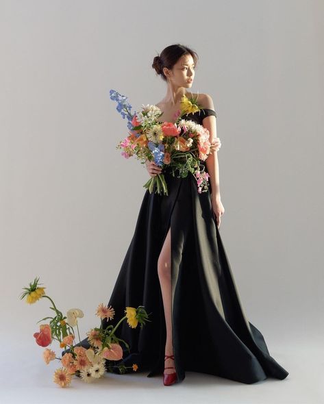 Presweet Photoshoot Ideas Korean, Pre Wedding Black Dress, Flower Studio Photoshoot, Korean Photoshoot Ideas, High Fashion Photoshoot, Debut Photoshoot, Studio Photoshoot Ideas, Pose Model, Wedding Photo Studio