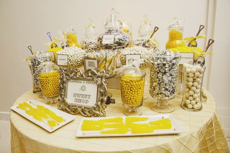 Yellow Candy Bar, White Candy Table, Candy Station Wedding, Baby Shower Candy Bar, Yellow Candy, Candy Display, Candy Station, White Bridal Bouquet, White Candy