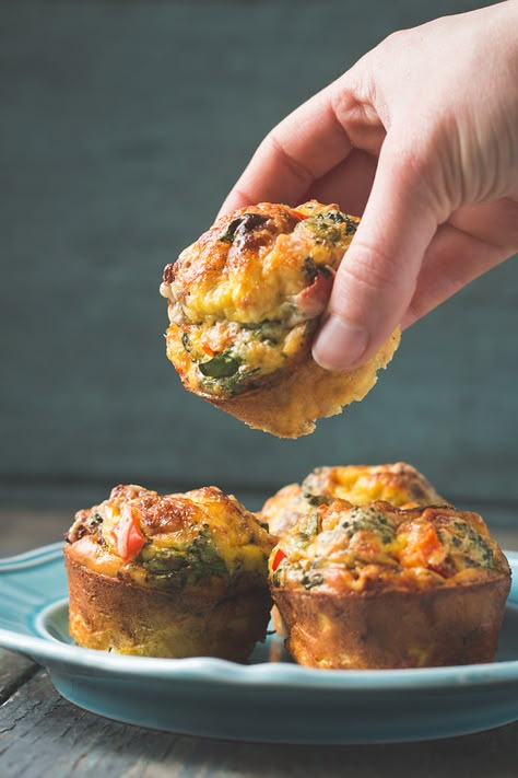 Crustless Mini Quiche (single serving breakfast muffins) - Will Cook For Friends Single Serving Breakfast, Crustless Mini Quiche, Lowcarb Meals, Easy Egg Breakfast, Quiche Muffins, Mini Quiches, Breakfast Quiche, Mini Quiche, Single Serving