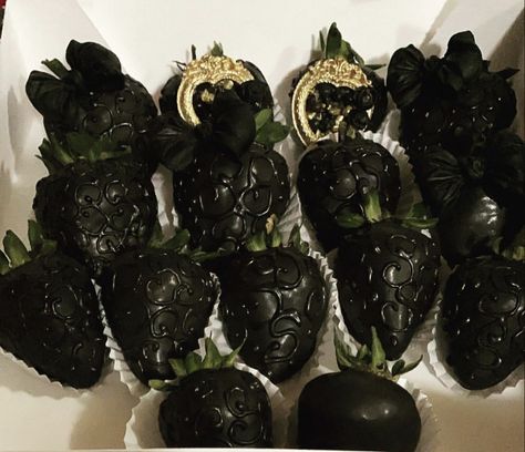 Black Strawberries Chocolate Covered, Goth Chocolate Covered Strawberries, Black Chocolate Covered Strawberries, Goth Chocolate, Goth Desserts, Custom Strawberries, 30th Birthday Cake For Women, 19 Bday, Food Spread