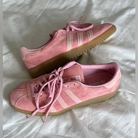 Adidas Bermuda Pink Glow Adidas Bermuda, Bermuda Pink, Sambas Adidas, Gazelle Adidas, Sneakers Noir, Adidas Sambas, Nike Socks, Summer Sneakers, Cute Sneakers