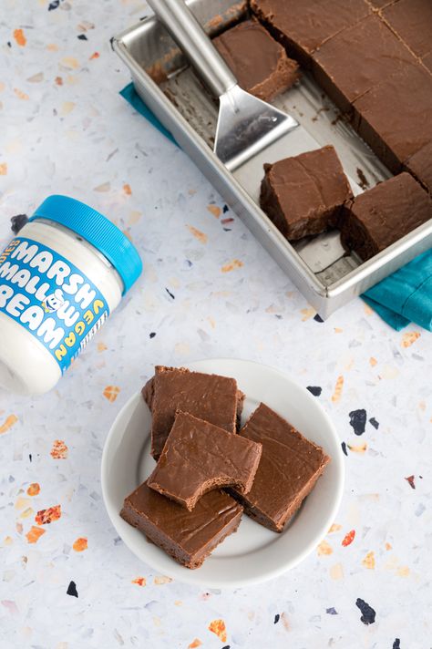 Vegan Fudge Recipe, Marshmallow Fluff Fudge, Vegan Frozen Dessert, Vegan Fudge Recipes, Dairy Free Fudge, Gf Df Desserts, Marshmallow Fudge, Vegan Fudge, Vegan Marshmallows