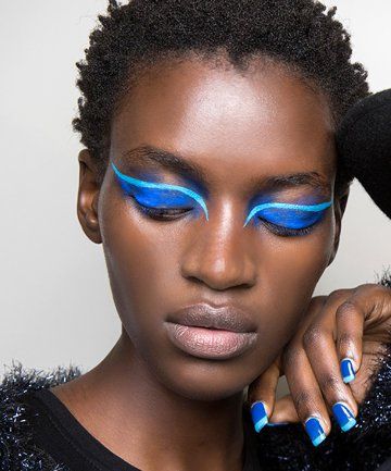 Show some artistry - Milk Makeup Eye Pigment in Sesh Bright Blue Makeup, Wild Makeup Looks, Blue Face Makeup, Water Inspired Makeup, Water Makeup, Patriotic Makeup, Fish Makeup, Cyberpunk Makeup, Futuristic Makeup