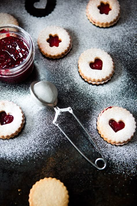 10 of the best Christmas cookies from around the world. (Mmm, homemade Linzer cookies) Cookies From Around The World, بيتي فور, Linzer Cookies Recipe, Best Christmas Cookie Recipe, Linzer Cookies, Best Christmas Cookies, Xmas Cookies, Tea Cakes, Cookies Recipes Christmas