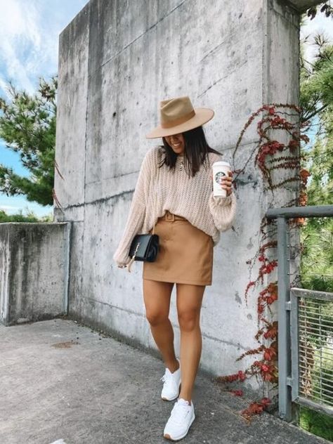 Beige Hat Outfit Fall, Guadalajara Outfits Fall, Miami Fall Outfits, Beige Hat Outfit, Outfits Cartagena, Fedora Hat Outfit Fall, Skort Styling, Hat Outfit Fall, Fedora Hat Outfits