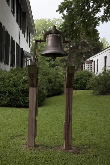 Country Outdoor Decor, Dinner Bell Outdoor, Dinner Bell Post, Bell Stand, Cast Iron Bell, Antique Bell, Leopard Outfits, Entry Decor, Front Yards